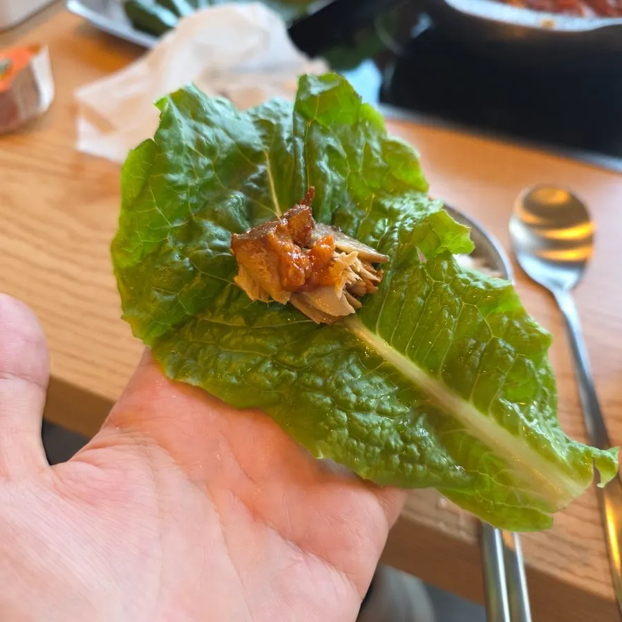 흰밥과 곁들인 통통한 고등어 살