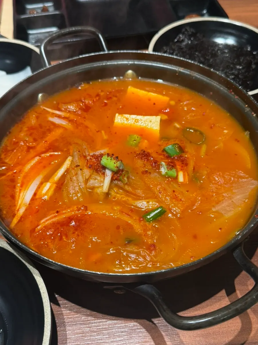 Kimchi jjigae provided for a Naver review