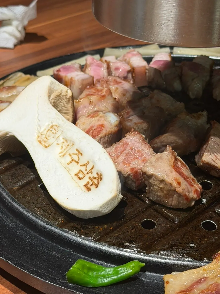 Black pork grilling while the staff explains it