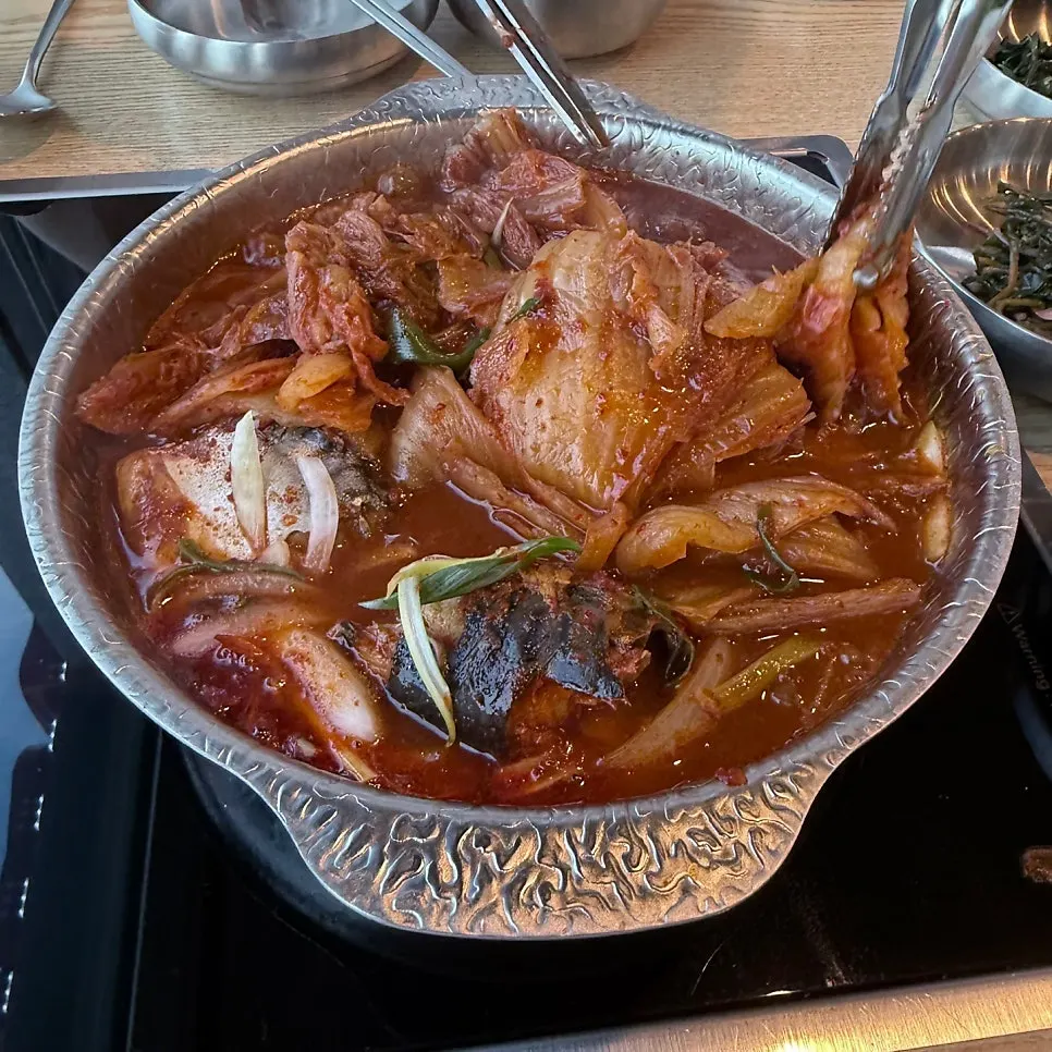 Cut aged kimchi and mackerel simmering together