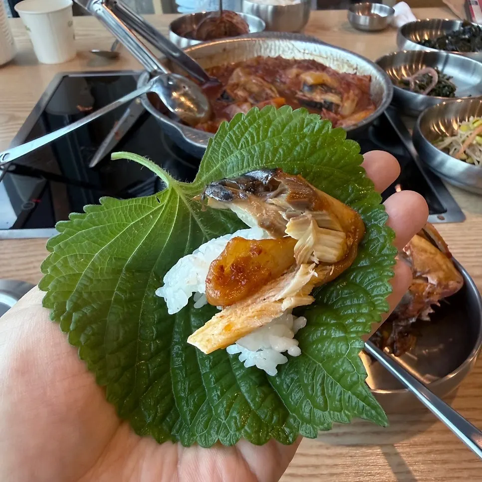 Rice topped with mackerel meat and kimchi