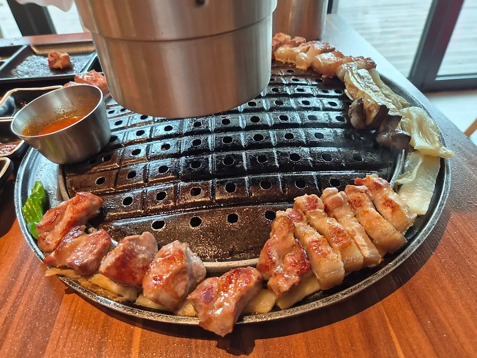 두툼하게 구워진 제주 흑돼지
