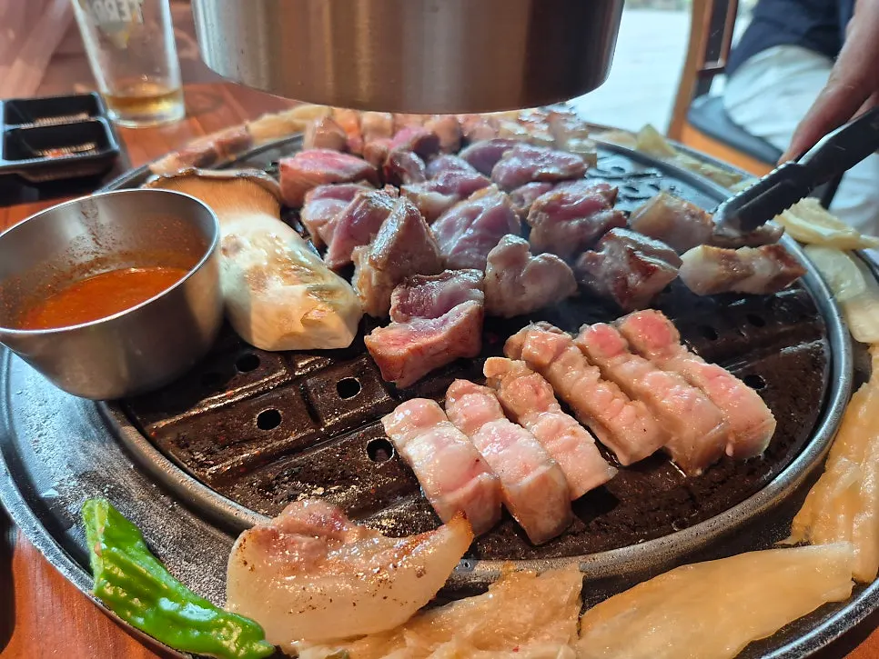 숙성하고 훈연한 제주 흑돼지