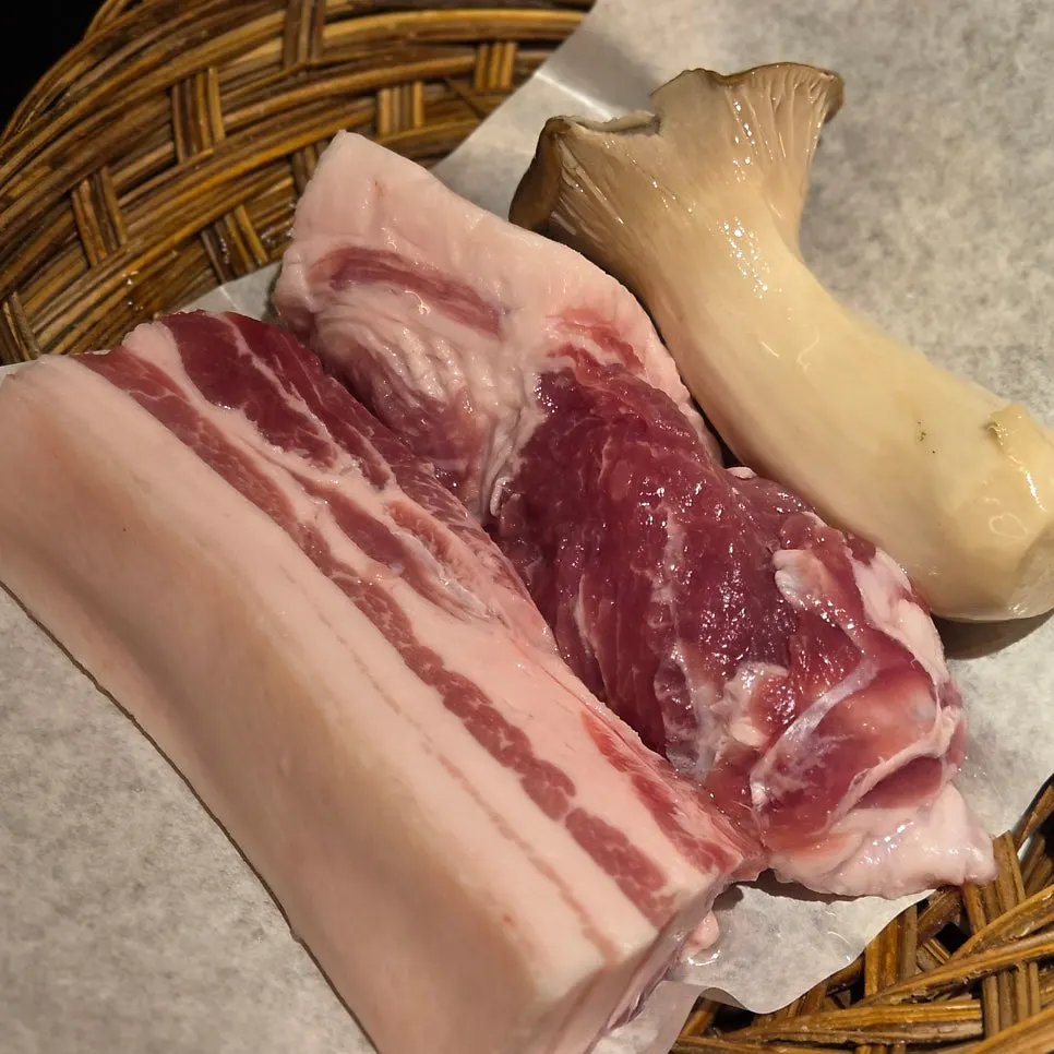 불판에 올려진 숙성 돼지고기