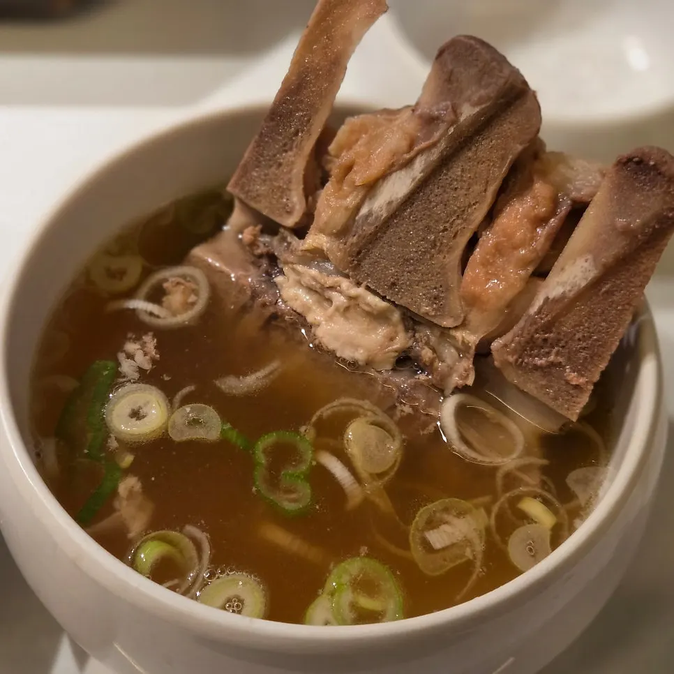 함돈 배곧점 고기와 반찬 구성