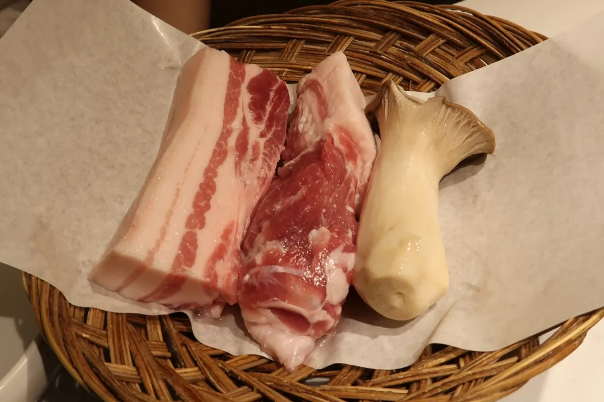 접시에 담겨 나온 신선한 숙성 돼지고기