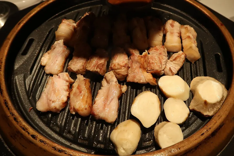 먹기 좋은 크기로 잘린 구운 고기