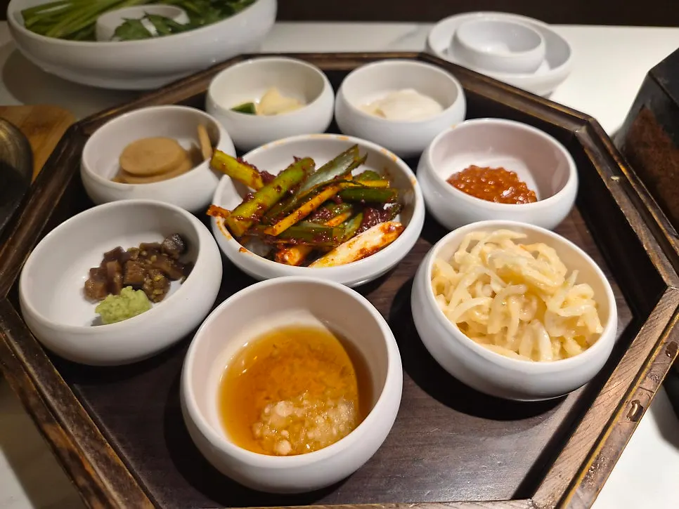 Table setting with individually wrapped utensils and hutgae tea