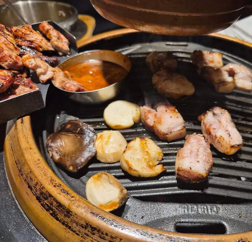 Raw galmaegisal dipped in special garlic sauce