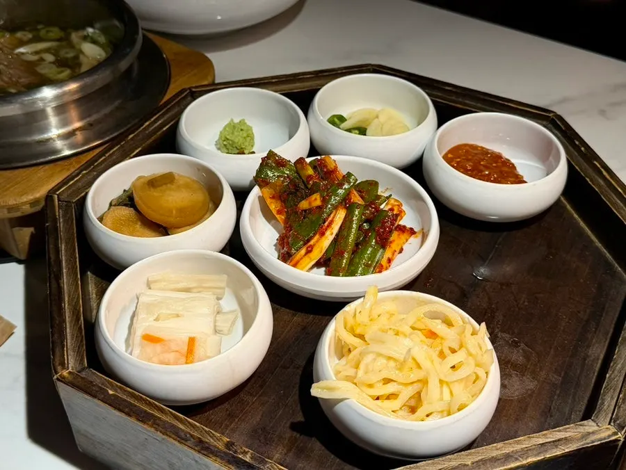 대파김치와 장아찌가 놓인 기본 상차림