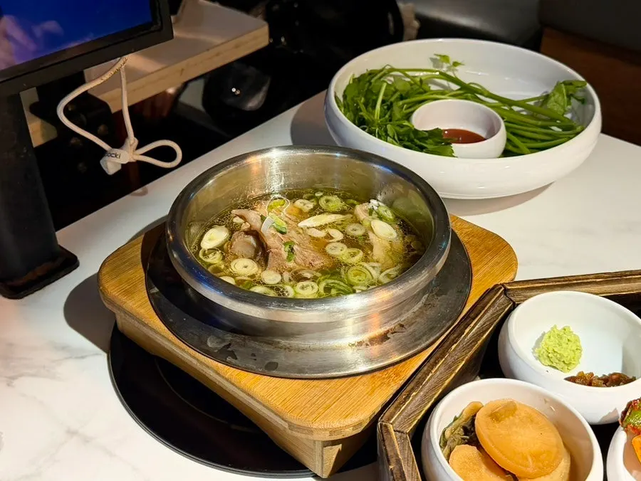 고기와 곁들일 밑반찬 접시