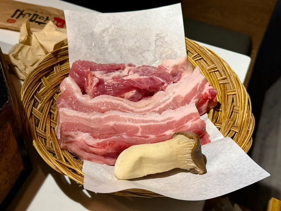 찰기가 보이는 숙성 오겹살과 목살 생고기