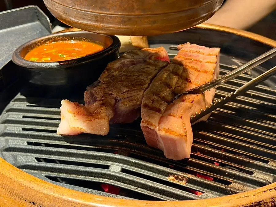 직원이 숯불 위에서 초벌로 구워주는 고기