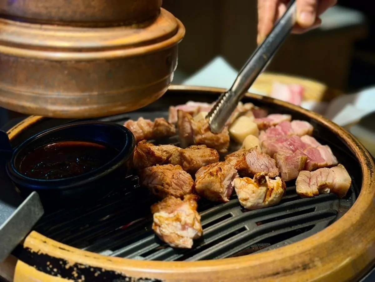 멜젓과 함께 끓여가며 굽는 돼지고기