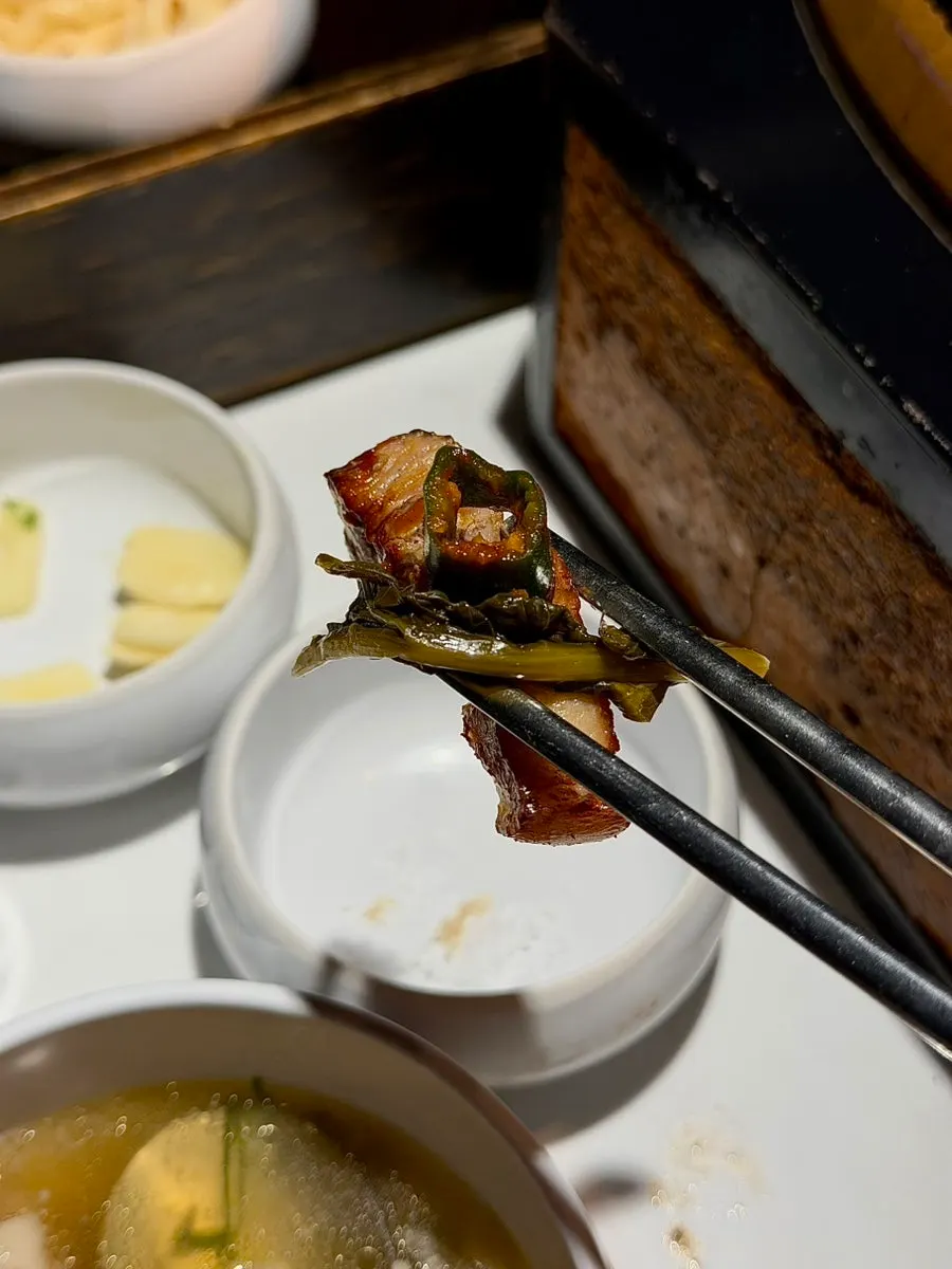 밑반찬을 올려 먹는 고기 한 점
