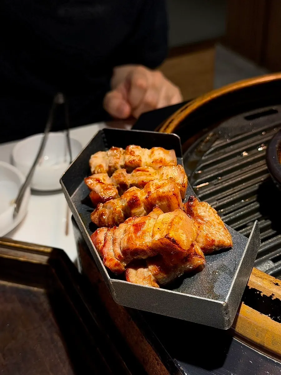 고기를 따로 빼둘 수 있는 불판 공간