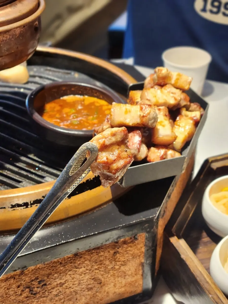 도톰하게 구워진 숙성 목살 한 점
