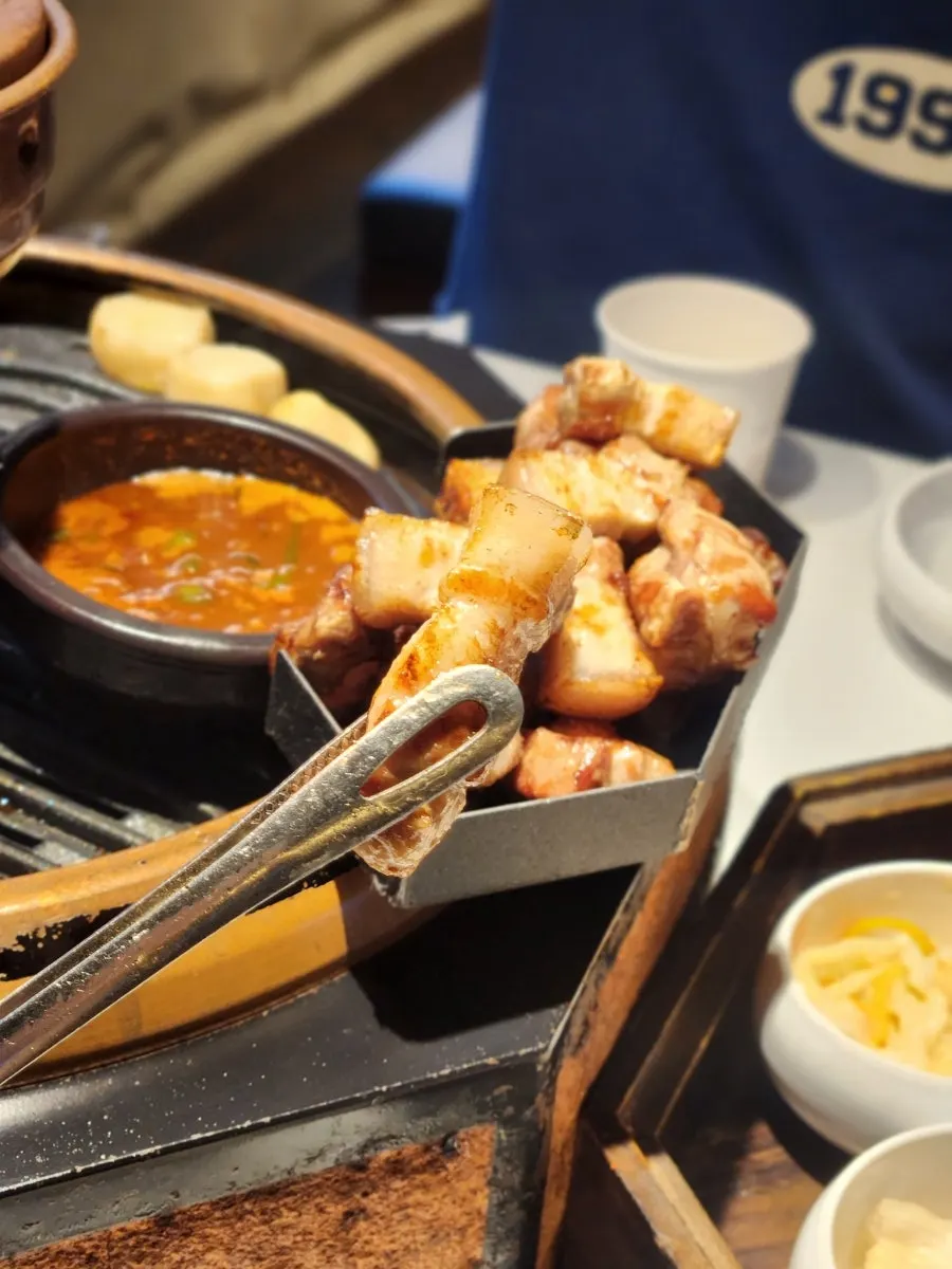 구워진 오겹살 단면