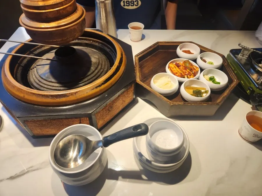 곁들임 메뉴 설명이 적힌 안내