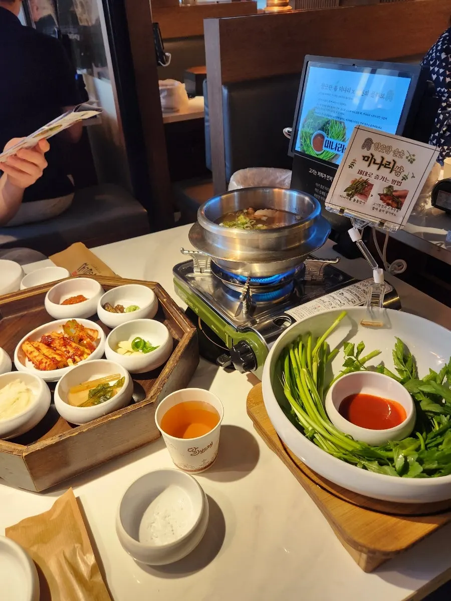 밑반찬과 함께 나온 곰탕