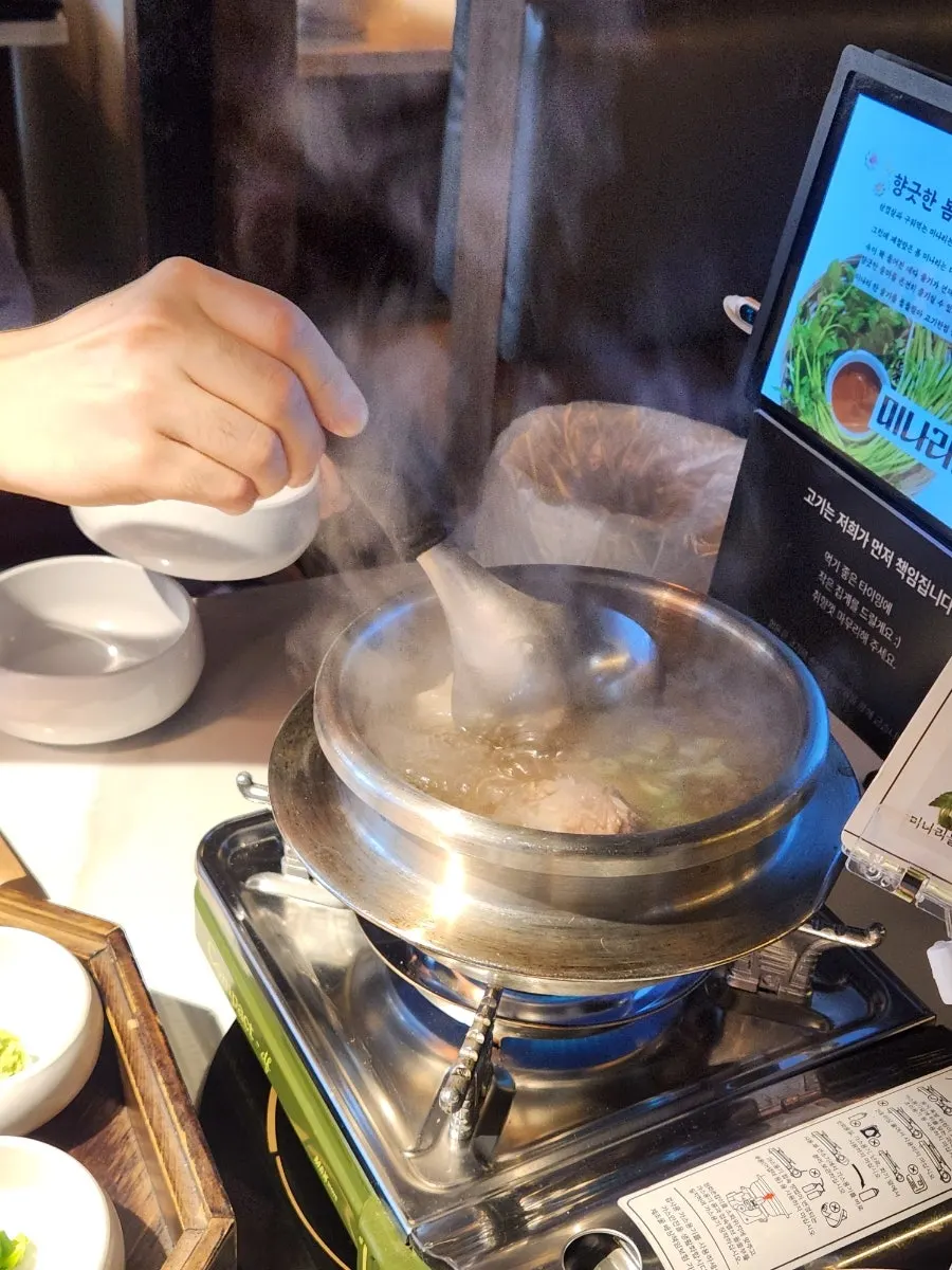 고기가 푸짐하게 들어간 서비스 곰탕