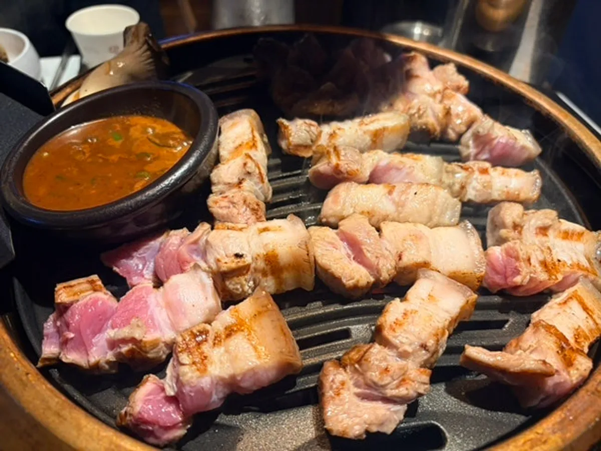 Interior of the Korean BBQ restaurant Hamdon Baegot