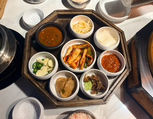 Basic side dishes set out after ordering at Hamdon Baegot