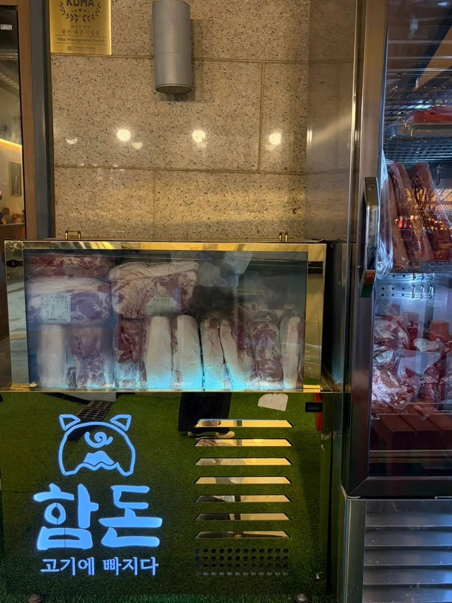 能看到熟成猪肉冷藏柜的店内一角