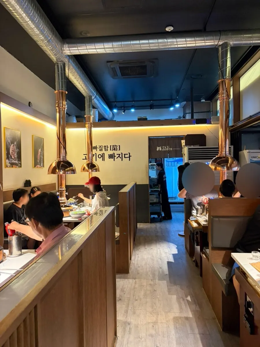 坐满客人的函豚培谷直营店座位