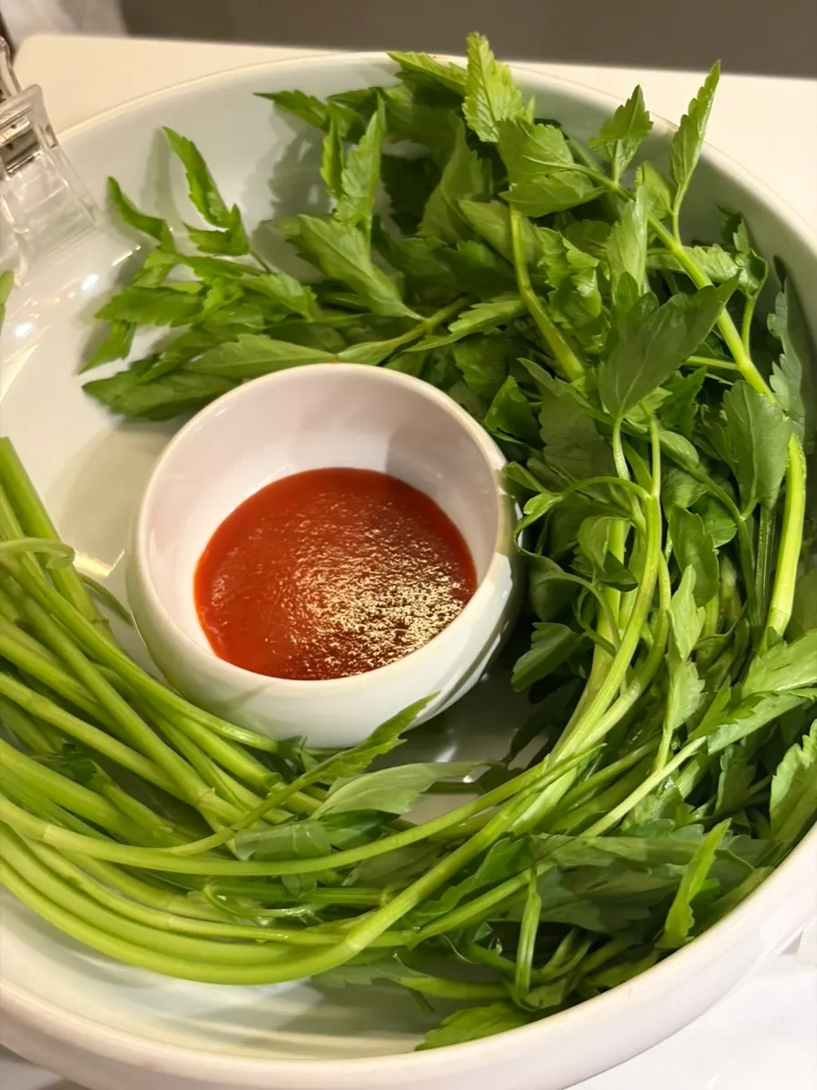 装着黑猪厚切猪皮的盘子