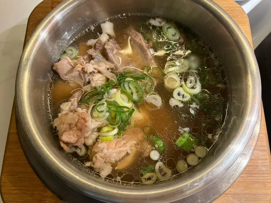 葱丝腌菜与水芹等函豚基本小菜摆盘