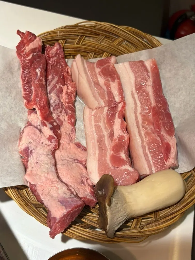 摆着生菜和酱料的桌子