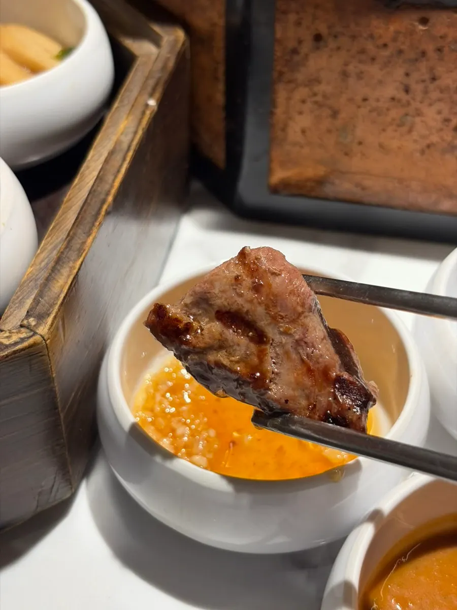 烤得焦黄的黑猪厚切猪皮