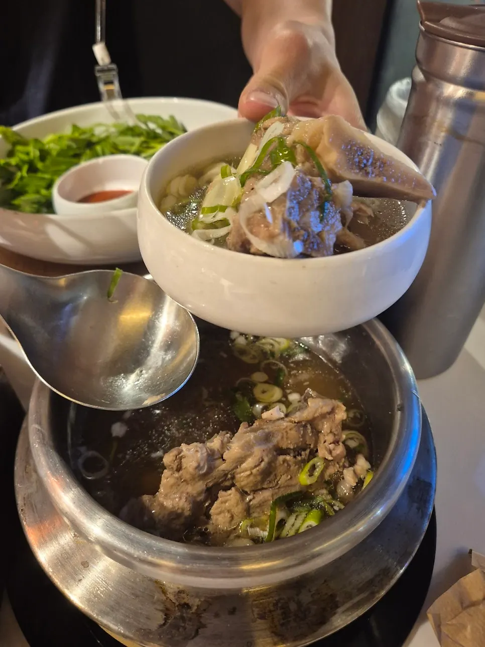 세로로 담은 숙성 돼지고기 구이 장면