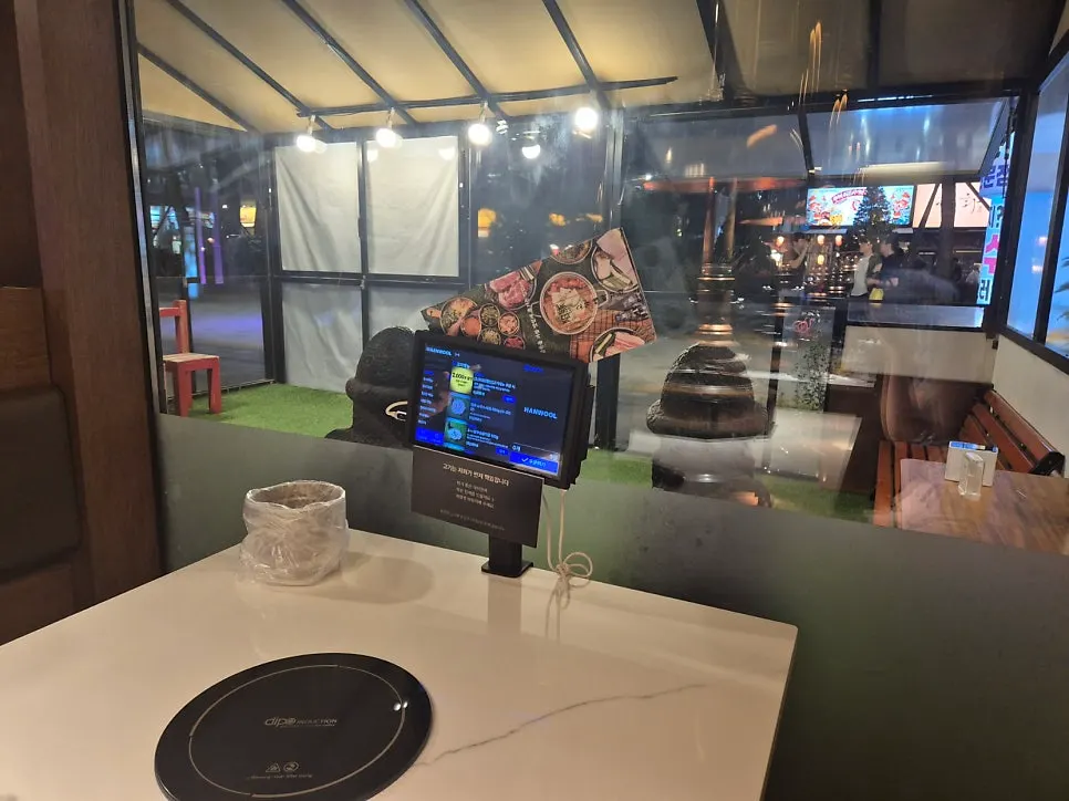 테이블마다 불판과 환기구가 설치된 매장 내부