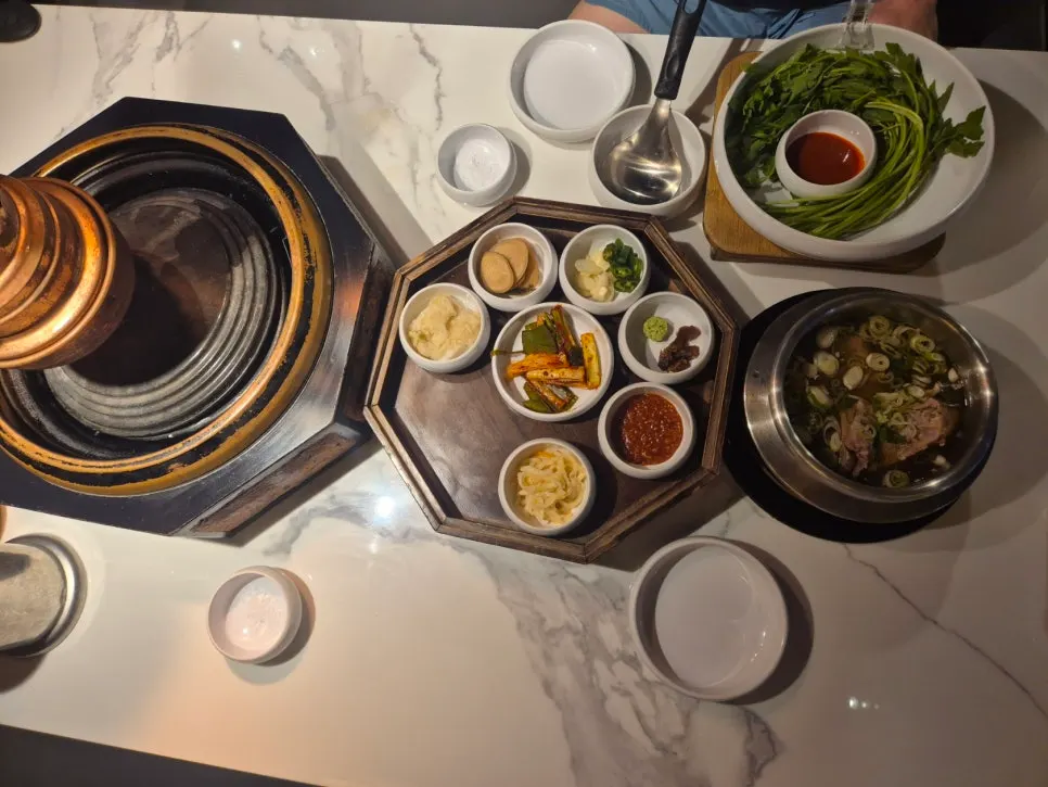 여러 그릇에 나뉘어 담긴 기본 상차림