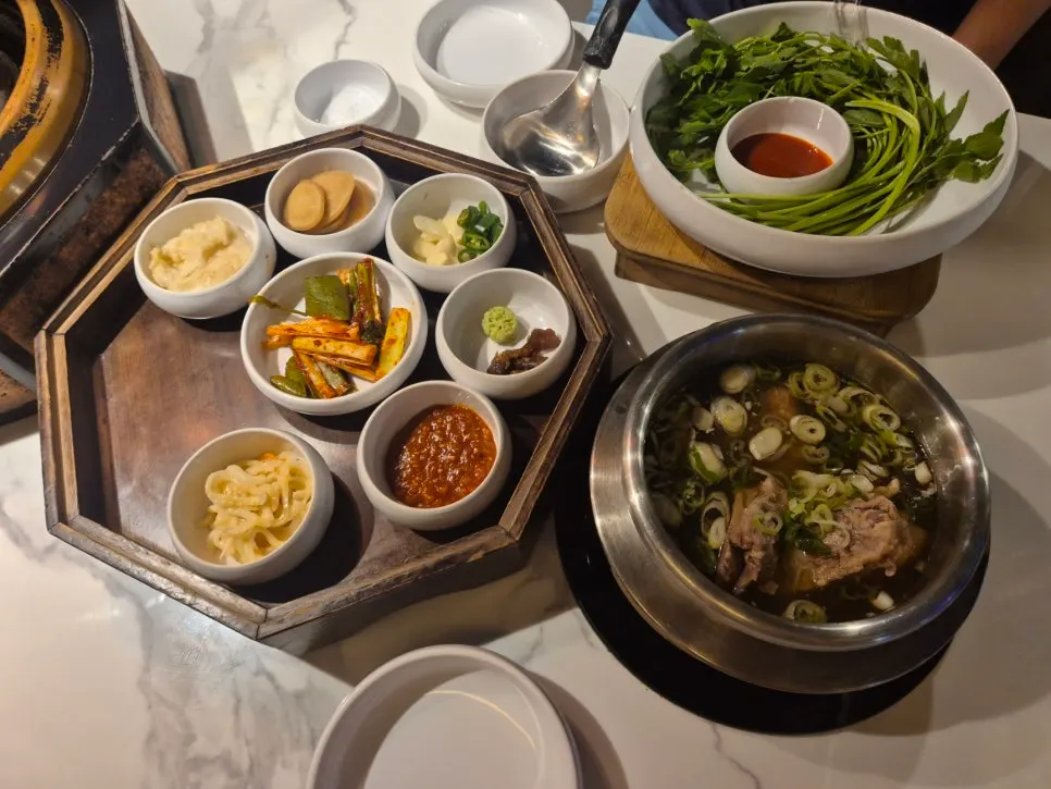 구운 자국이 생긴 도톰한 숙성 돼지고기