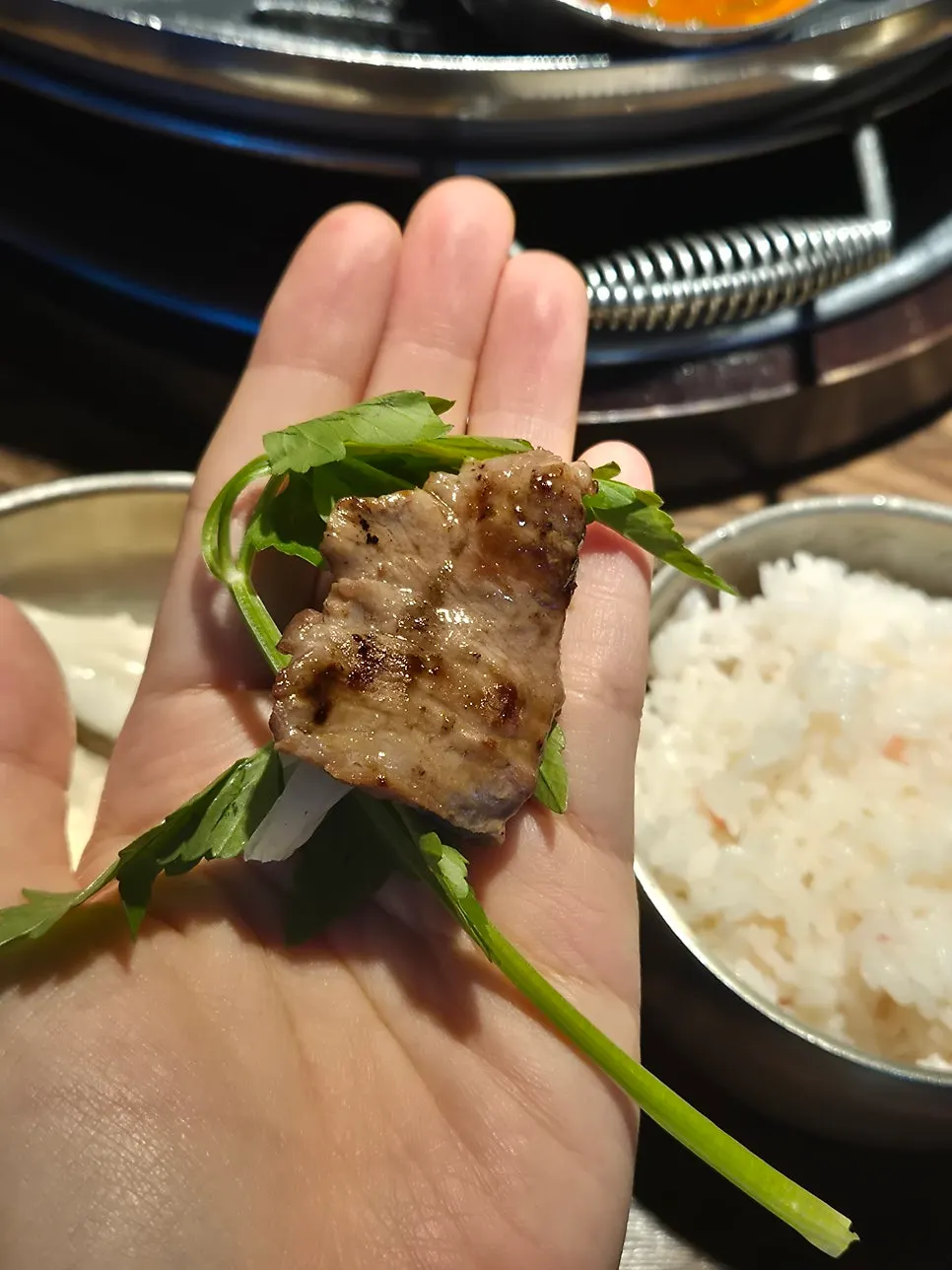 미나리쌈에 올린 고기 한 점