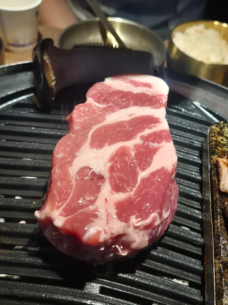 곁들임 반찬과 쌈 채소 접시