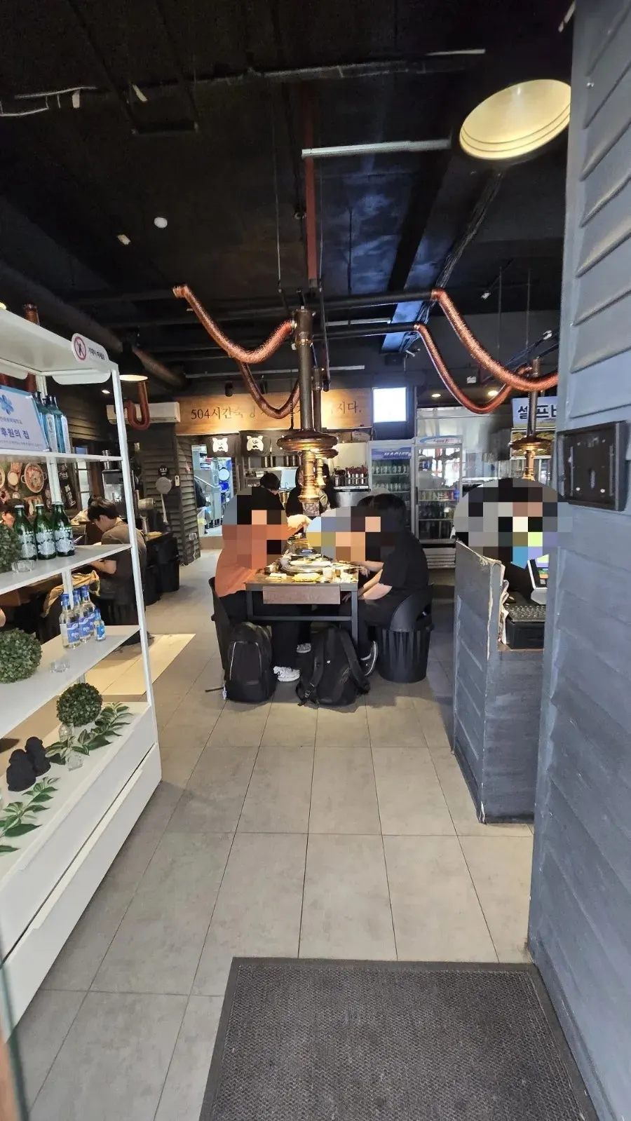 단체석이 넉넉한 함돈 본점 홀 좌석