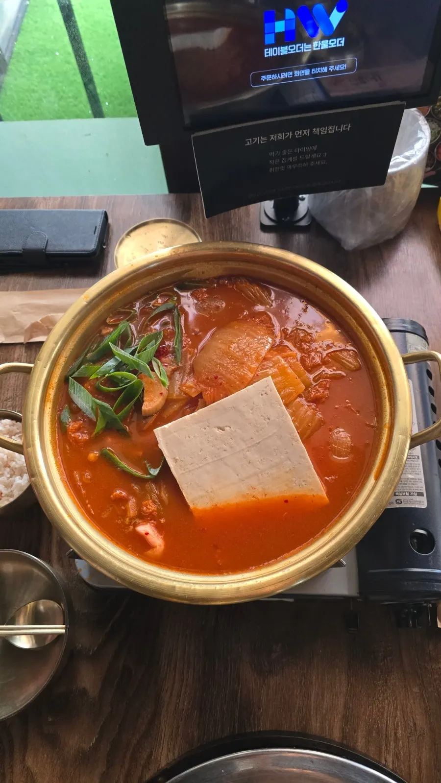 김치찌개와 계란말이가 차려진 점심특선 상차림