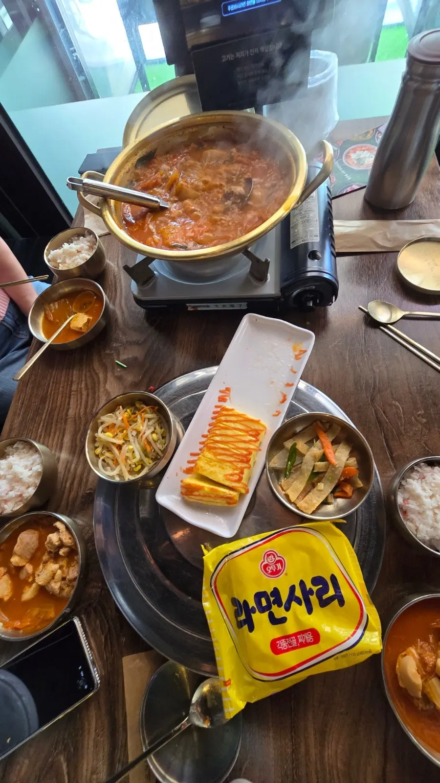 라면사리와 공깃밥이 함께 나온 김치찌개정식