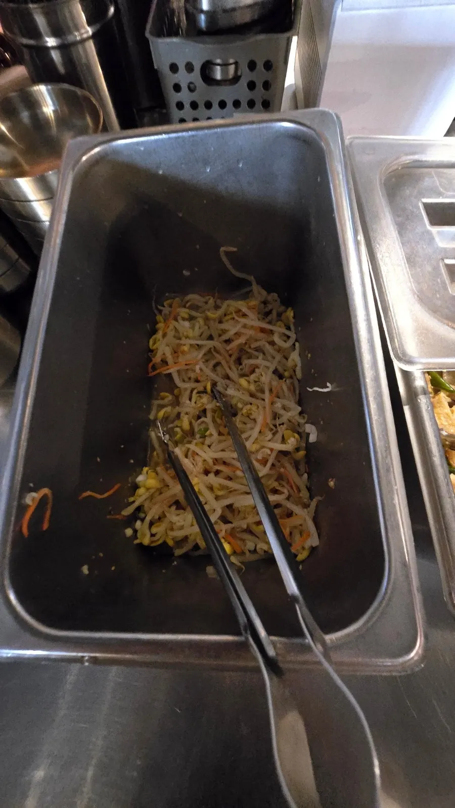 생고기가 큼직하게 들어간 김치찌개