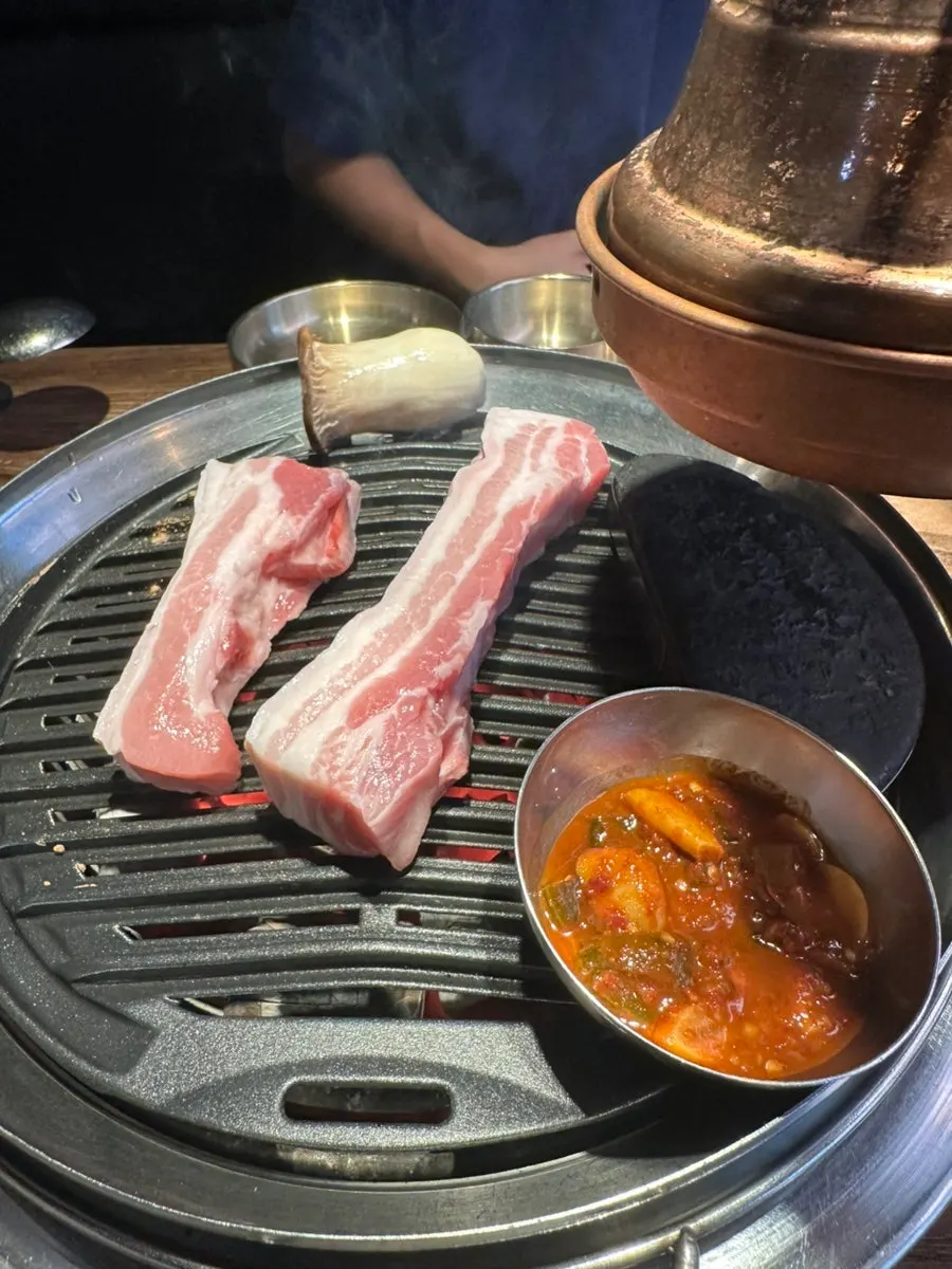 함돈 본점 밑반찬 한상과 미나리, 고추장