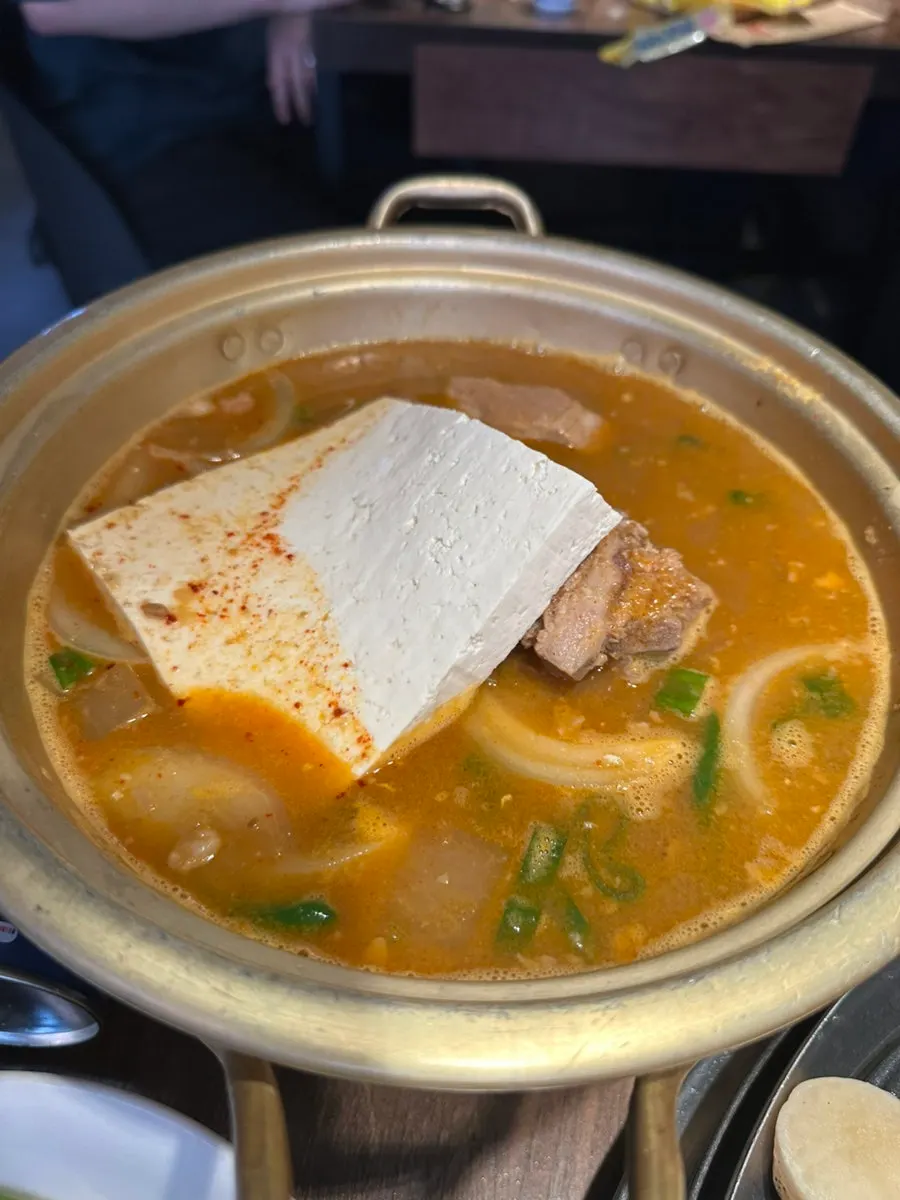 불판 위 초벌 구운 함돈 오겹살과 멜젓
