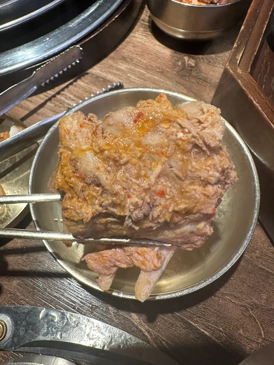 가지런히 정리된 오겹살 구이