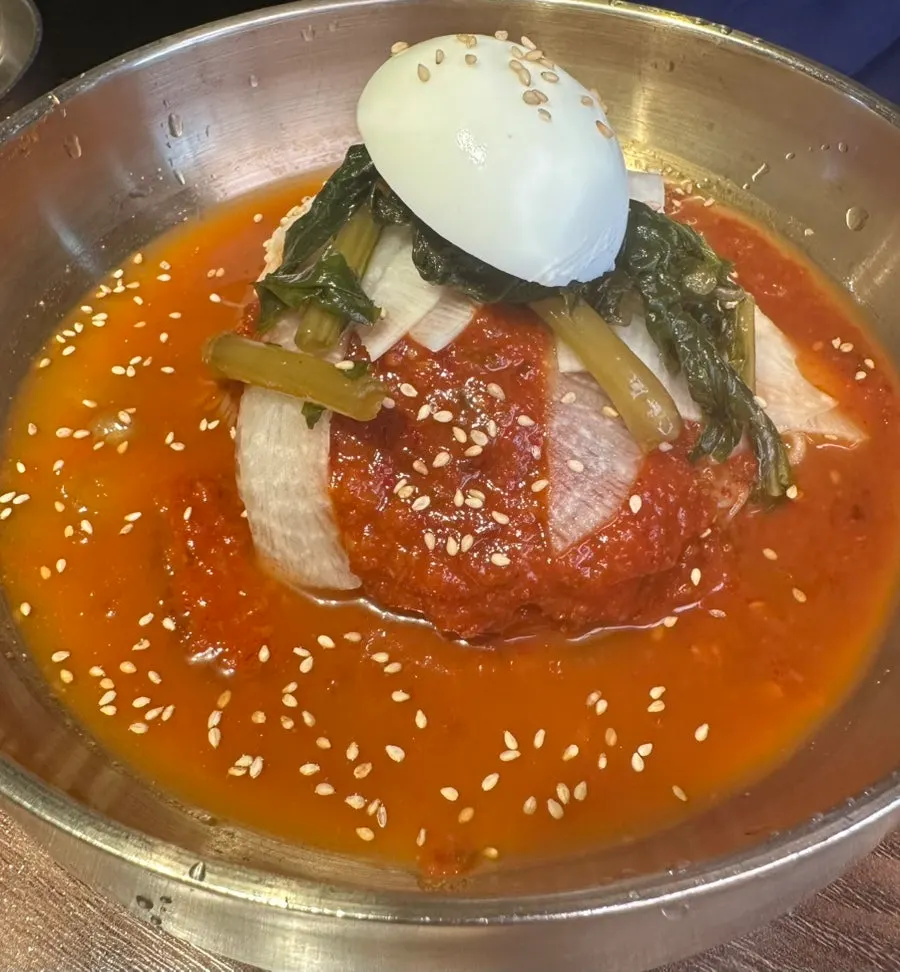 된장전골과 공깃밥이 놓인 상차림