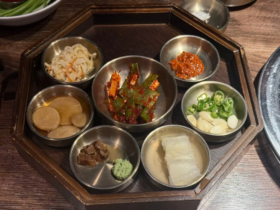 Neatly arranged side dishes at Hamdon