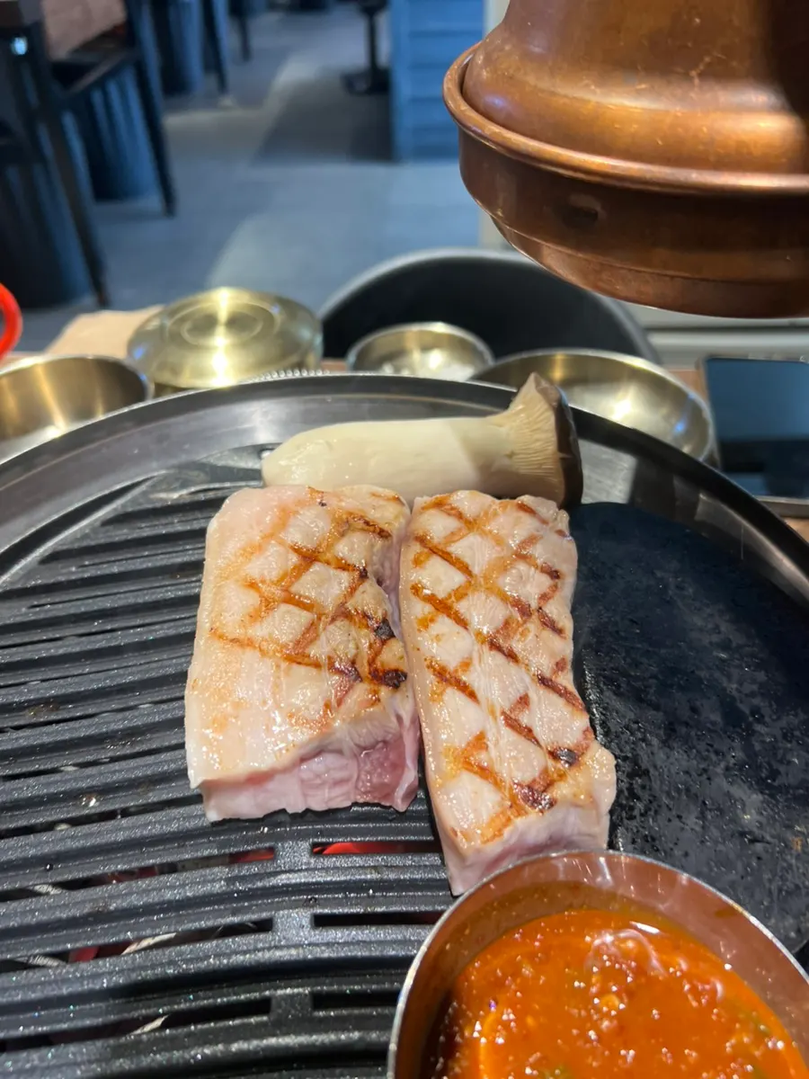 함돈 미나리와 밑반찬 구성