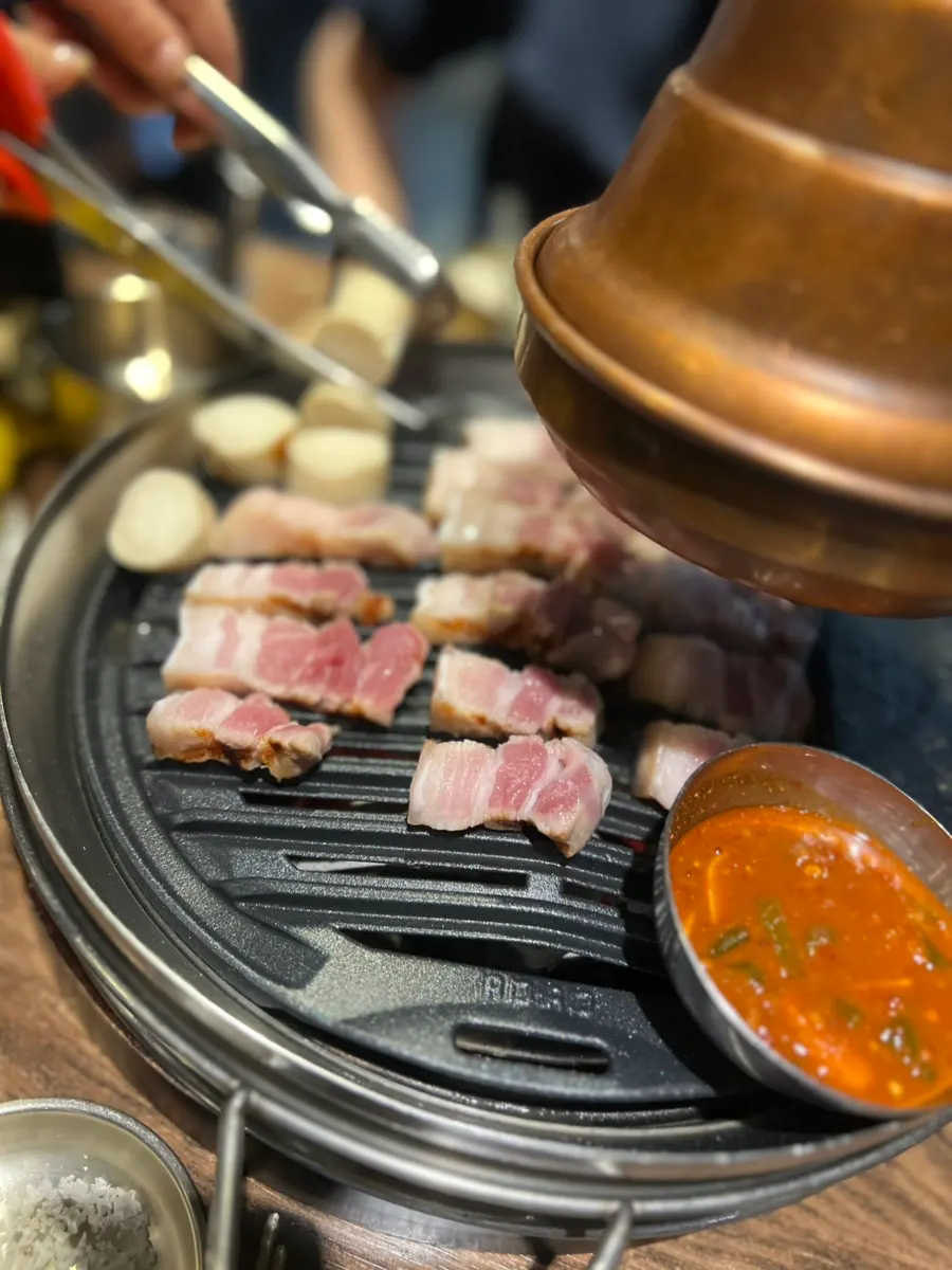 직원이 구워주는 두툼한 고기